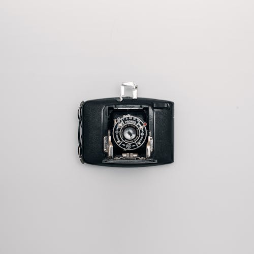 черно серая камера на белой поверхности