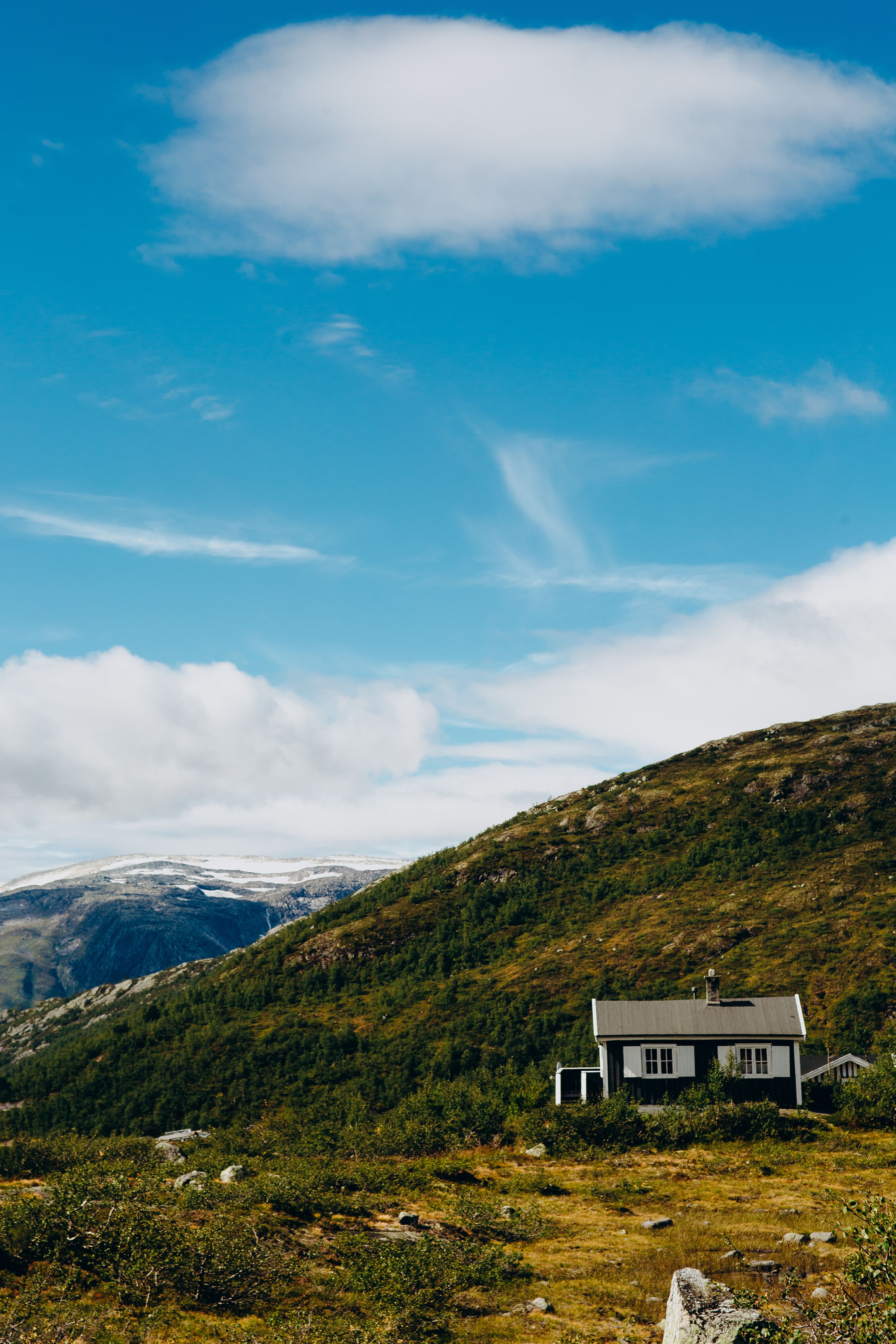 A House Near the Mountain · Free Stock Photo