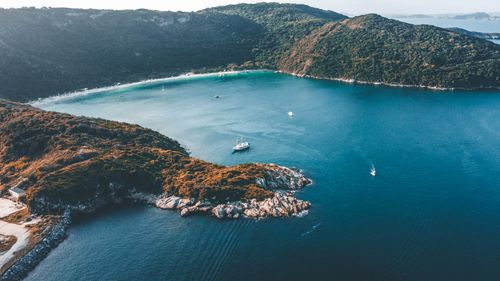 Free Breathtaking aerial perspective of a turquoise bay with islands and sailboats. Ideal for travel inspiration. Stock Photo