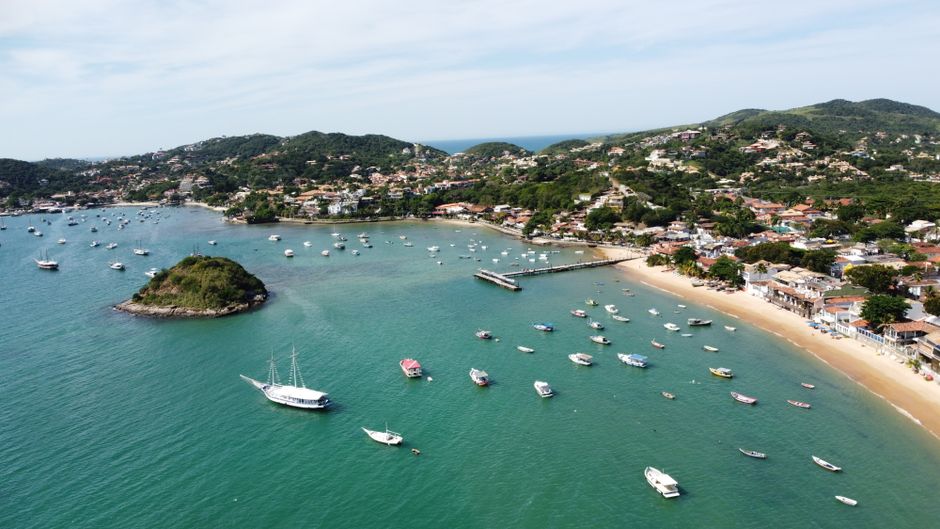 Barcos ancorados em enseada tranquila de Búzios ao entardecer