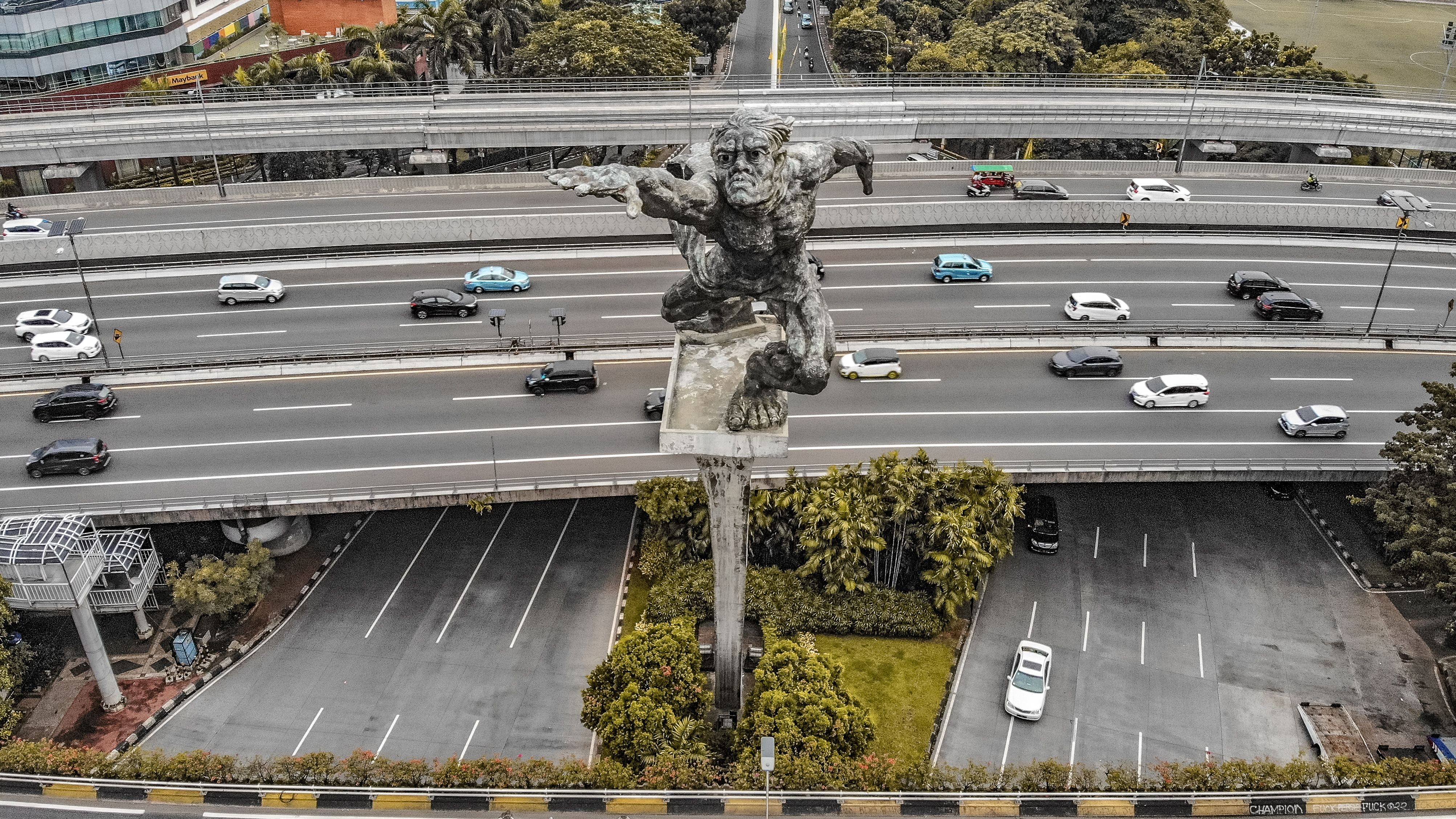 Sopir Mengantuk, Truk Muatan Pasir Terguling di Gatot Subroto Tebet