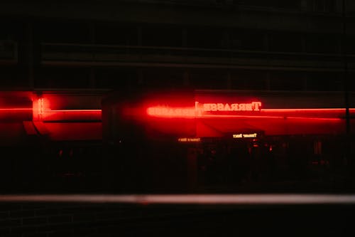 aydınlatılmış, karanlık, kırmızı içeren Ücretsiz stok fotoğraf