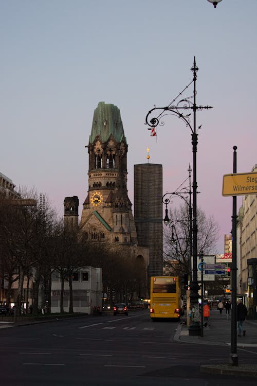 Бесплатное стоковое фото с Берлин, вера, вертикальный выстрел