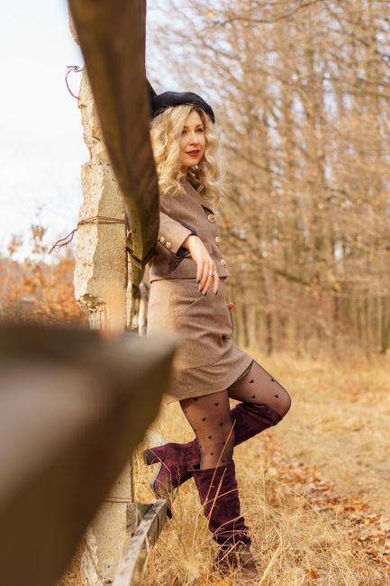 Tweed skirt set with a beret and burgundy boots. Winter fields suit it.
#outfitoftheday #beige #beret #boots