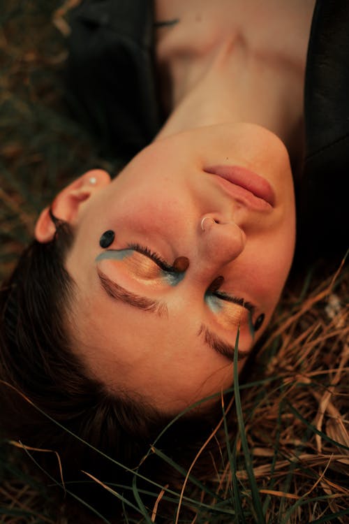 Kostenloses Stock Foto zu augen geschlossen, frau, hübsch