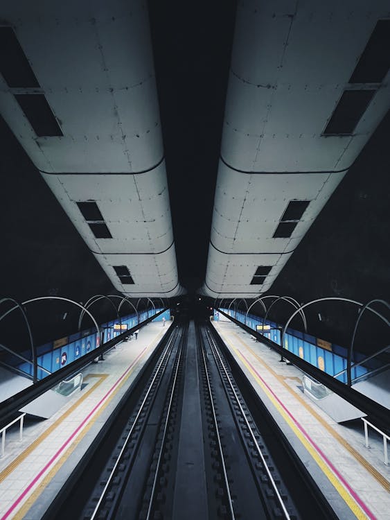 Gratis lagerfoto af arkitektur, belyst, faldende perspektiv