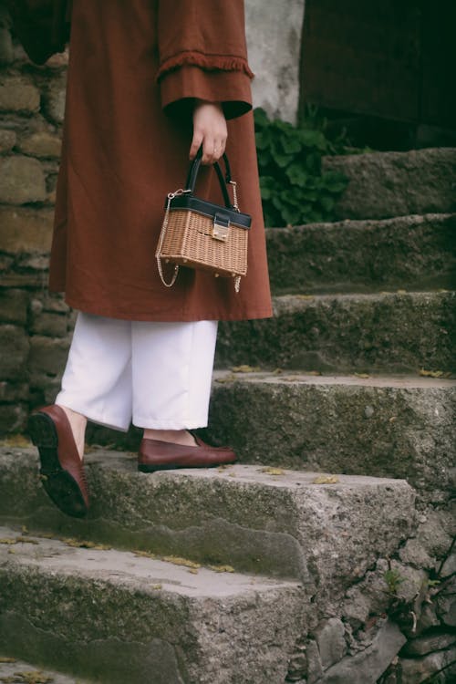 Immagine gratuita di borsa di vimini, camminando, cappotto marrone