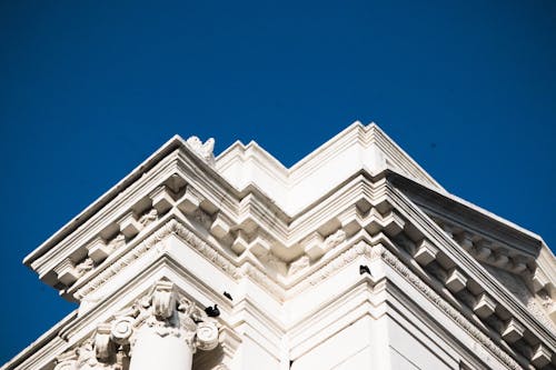 Foto d'estoc gratuïta de cel blau, edifici blanc, edifici de formigó