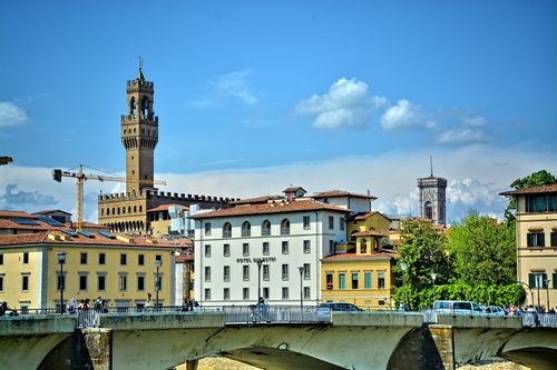 Scenic view of Palazzo Vecchio and Florentine architecture under a blue sky.