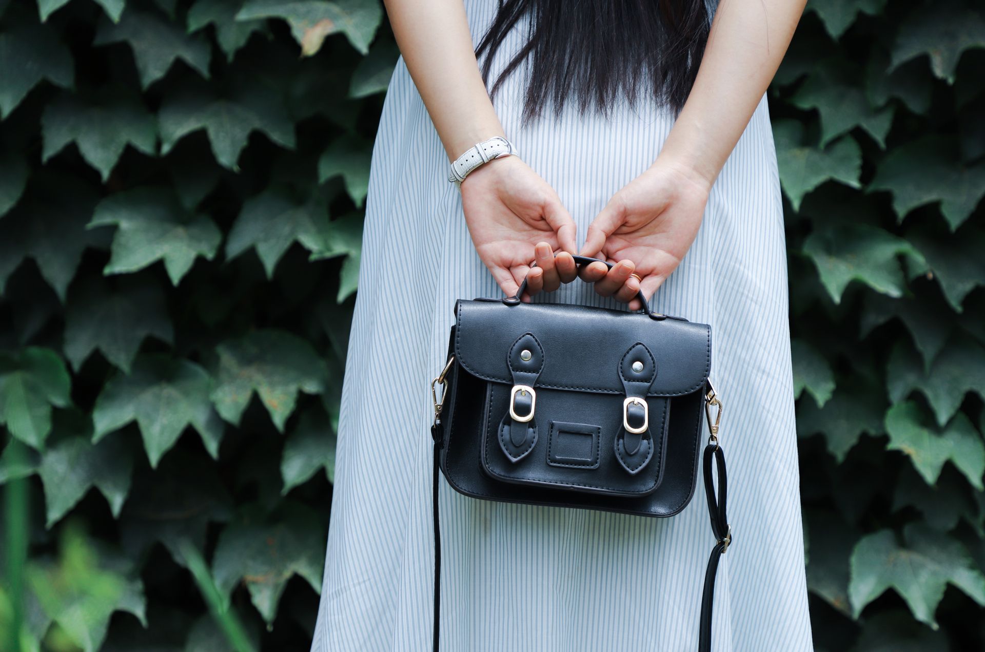 Mulher elegante com bolsa premium