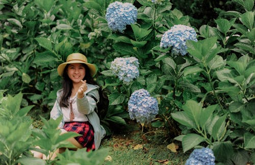 植物の横に座っている女の子