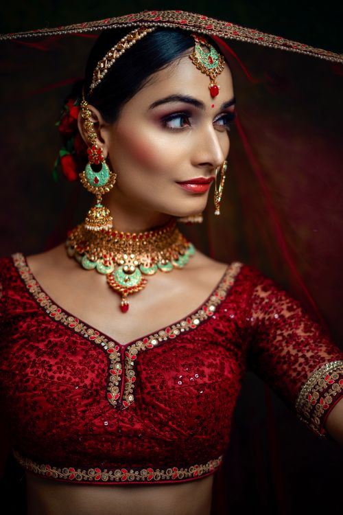 Free Beautiful portrait of a South Asian bride in traditional Indian wedding attire with intricate jewelry. Stock Photo