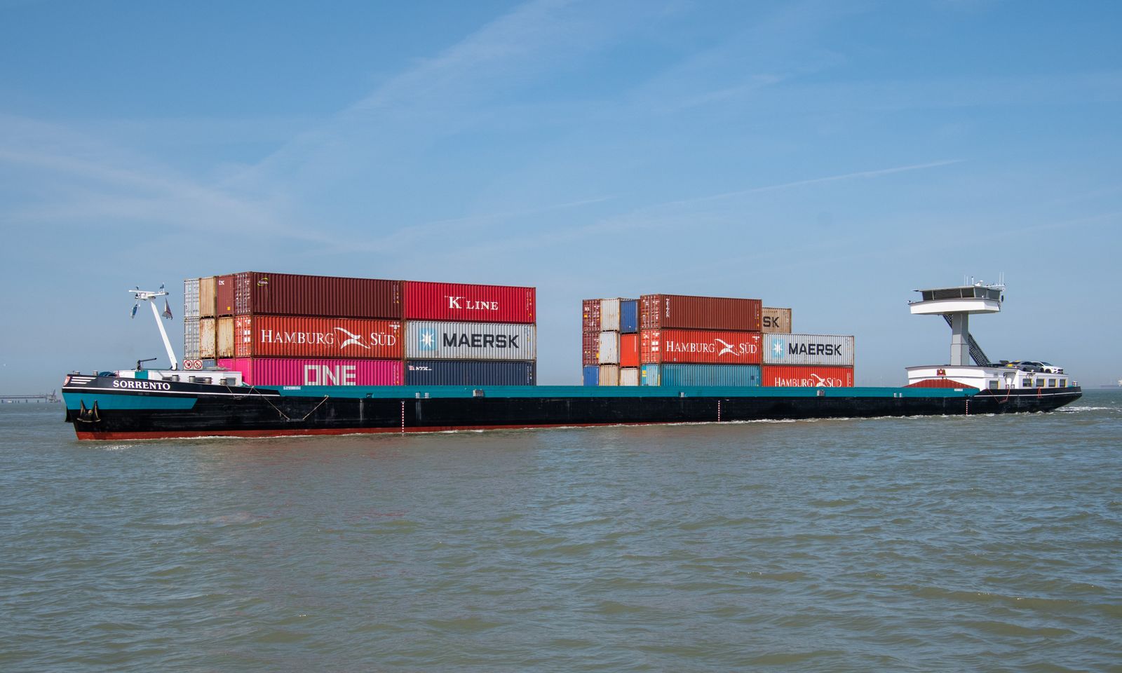 Buque portacontenedores utilizado en comercio internacional