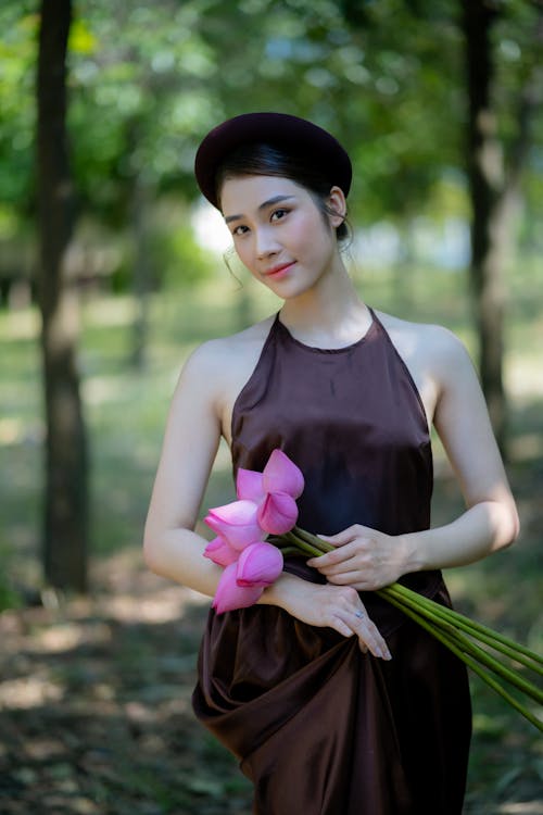 アジアの女性, ピンクの花, ホールディングの無料の写真素材