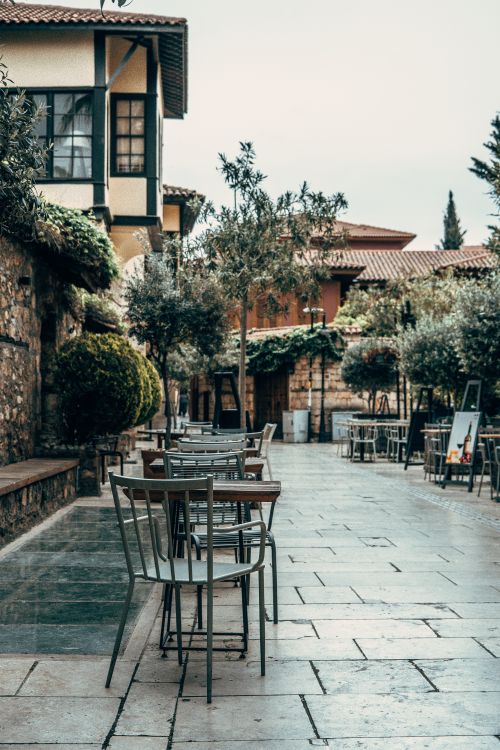 Free Cozy al fresco cafe setting with rustic charm and inviting atmosphere. Perfect for relaxation. Stock Photo
