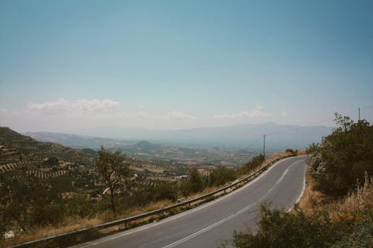 蜿蜒穿过罗希姆诺风景的道路令人惊叹，天空晴朗