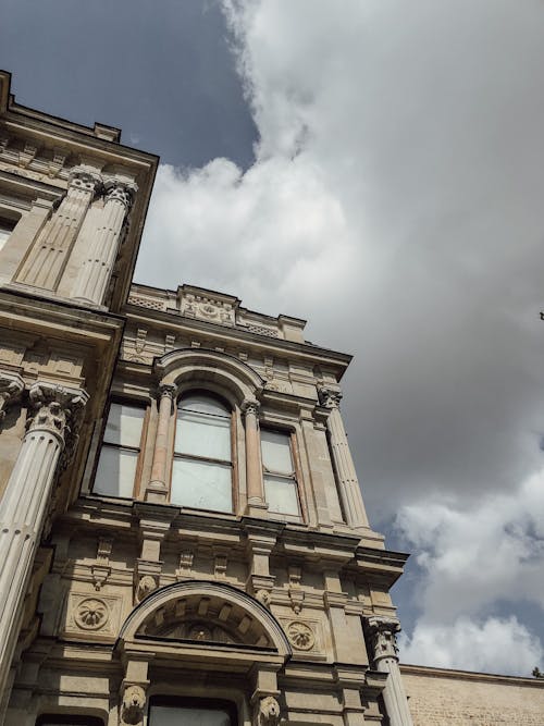 Photos gratuites de bâtiment en béton, ciel nuageux, extérieur de bâtiment