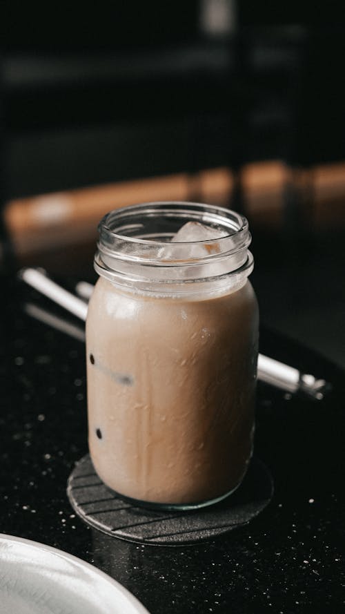 Kostenloses Stock Foto zu einmachglas, eiskaffee, getränk