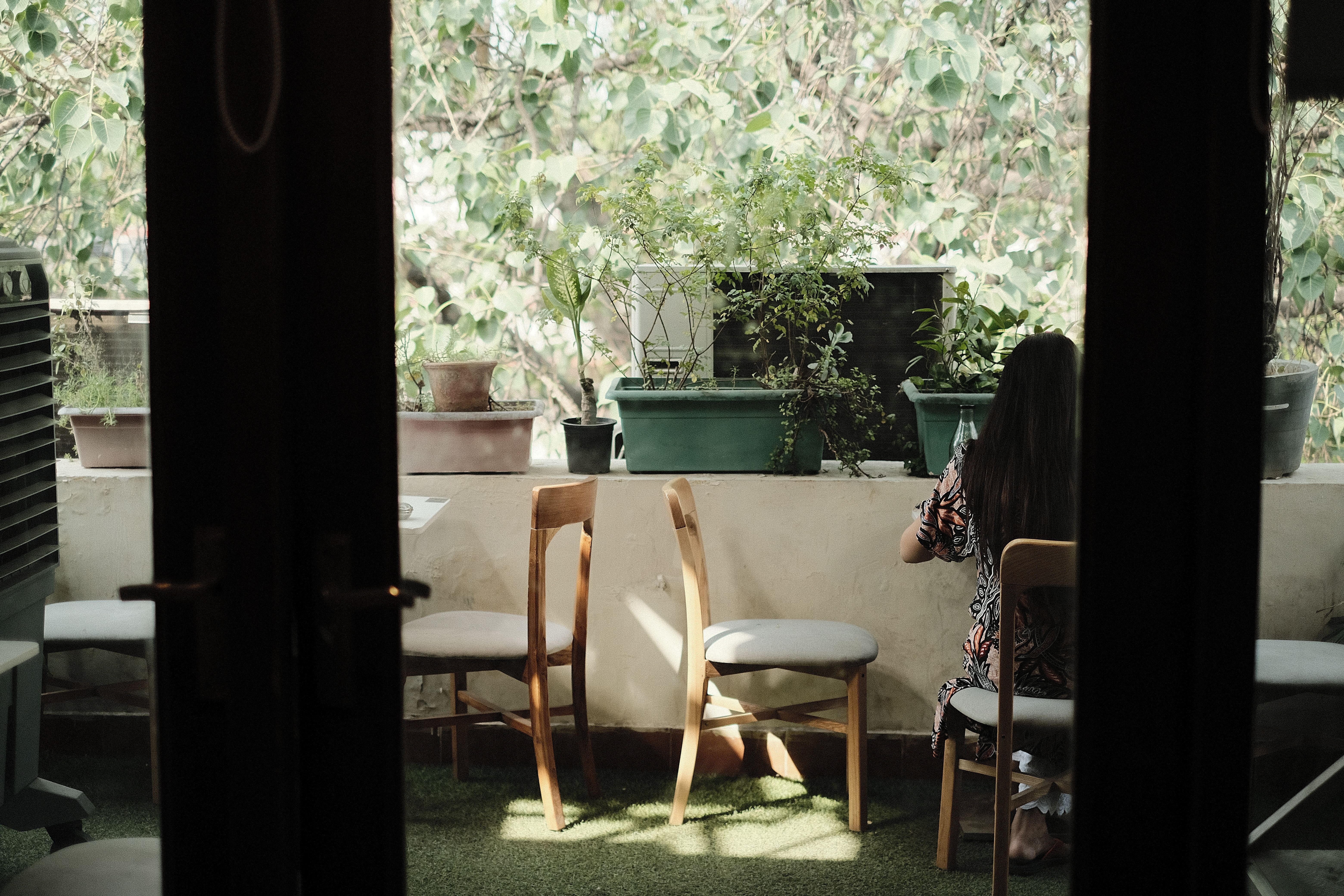 Balkon z gęstą zielenią w donicach tworzącą naturalny ekran akustyczny