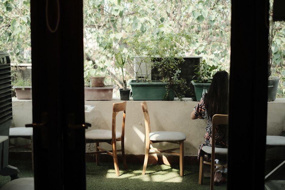Balkon z gęstą zielenią w donicach tworzącą naturalny ekran akustyczny