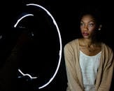 工作室灯光戏剧性设置下的一位女性肖像