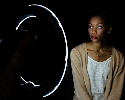 工作室灯光戏剧性设置下的一位女性肖像