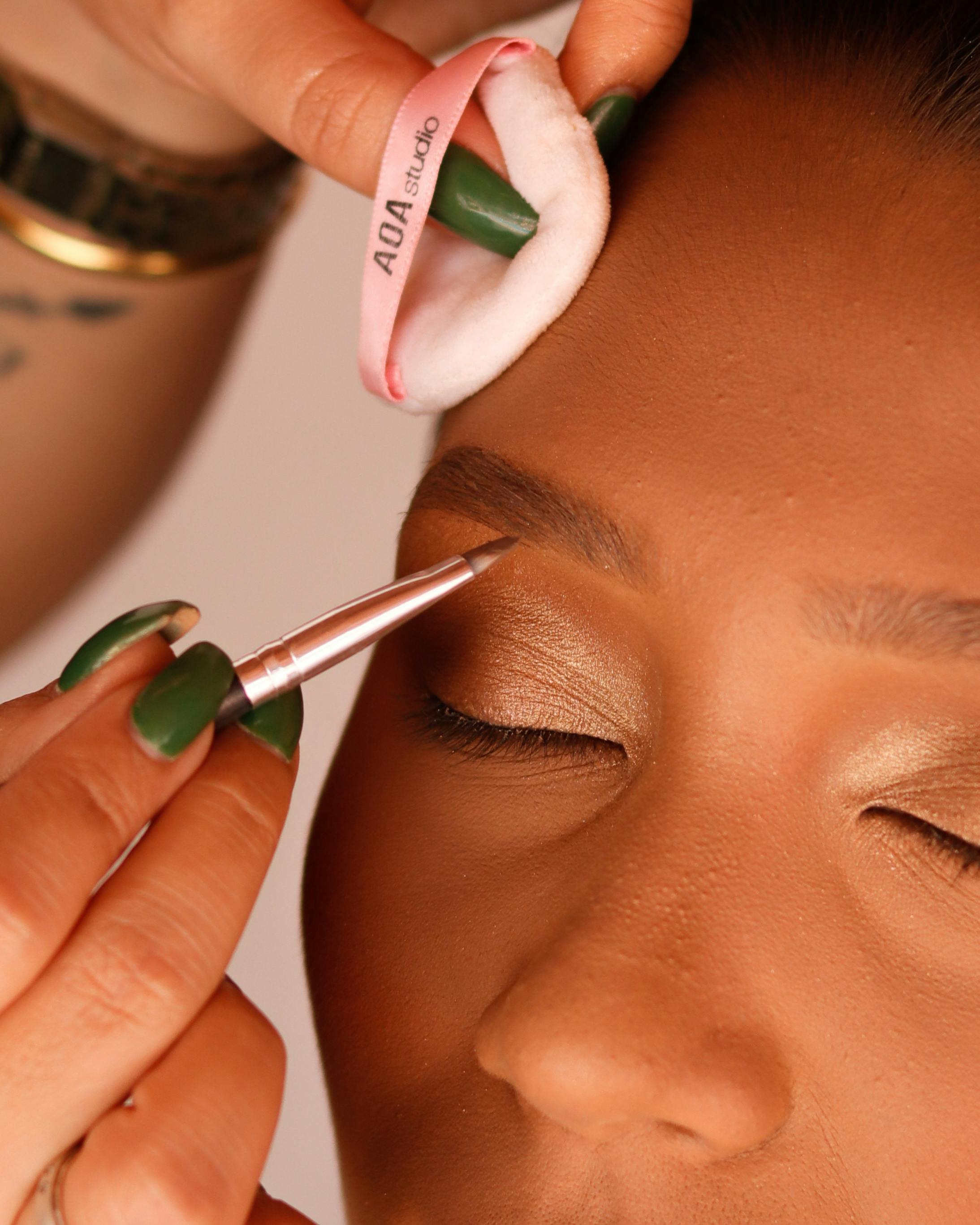how to put eyeshadow as eyeliner