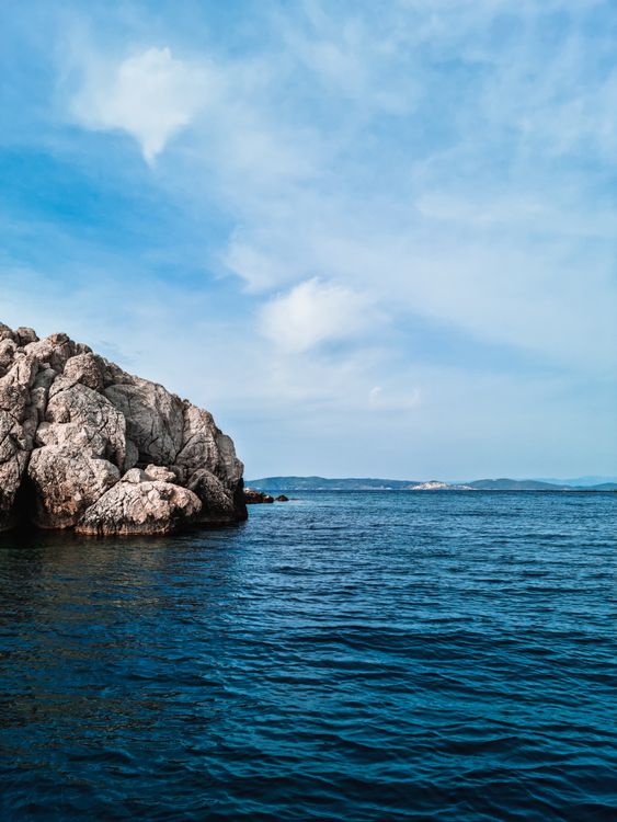 Rock Formation Beside the Sea · Free Stock Photo
