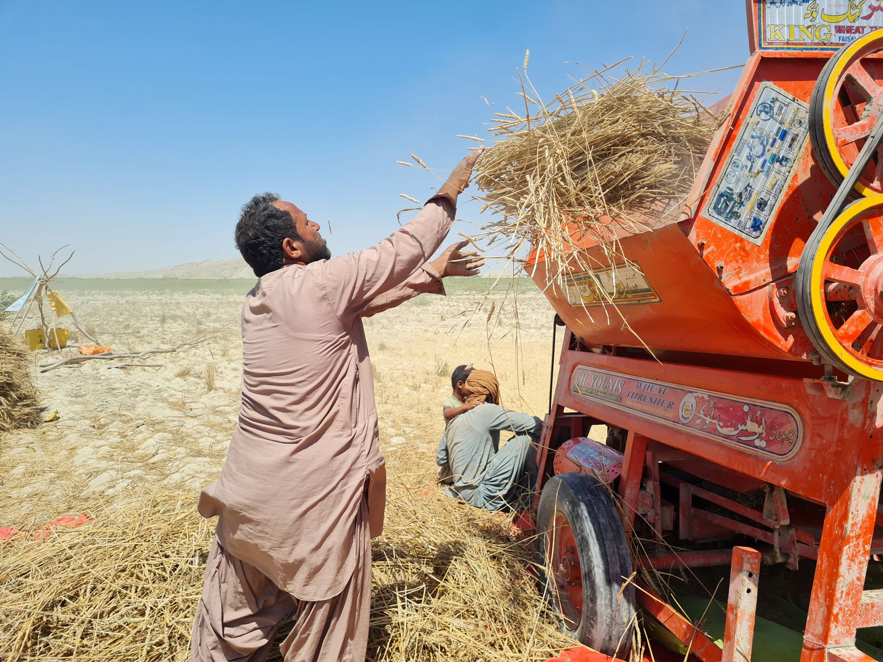 بھارتی مڈل آرڈر بیٹر مشکل تعاقب میں شاٹ کھیلتا ہے، باؤنڈری کے قریب فیلڈرز چوکس