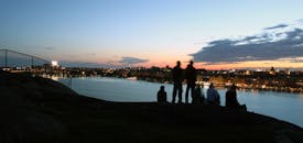 黄昏时分，一群朋友一边欣赏迷人的城市景观，一边放松身心