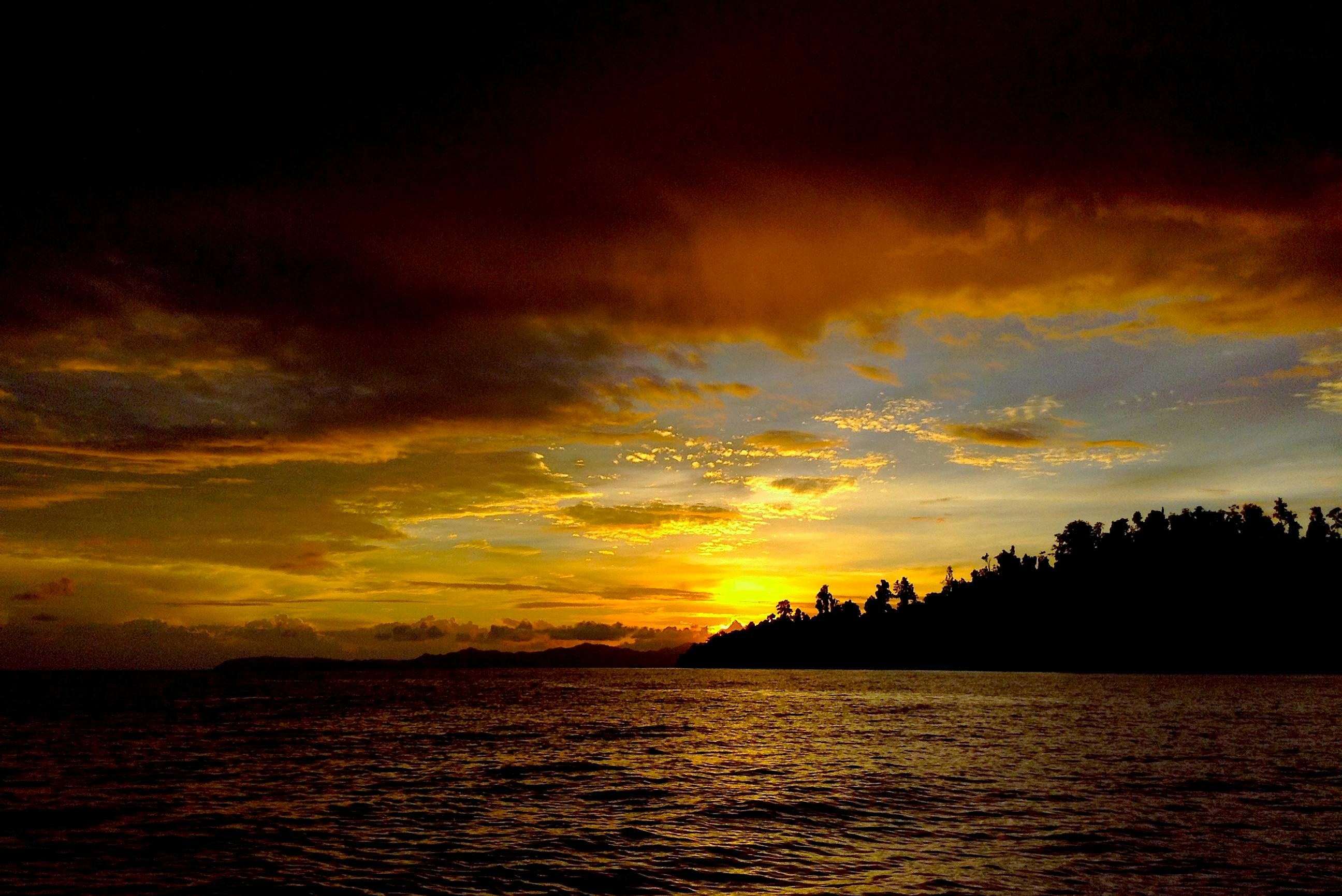 Fantastis 30 Gambar Matahari Terbenam  Di Laut Pemandangan Top Banget