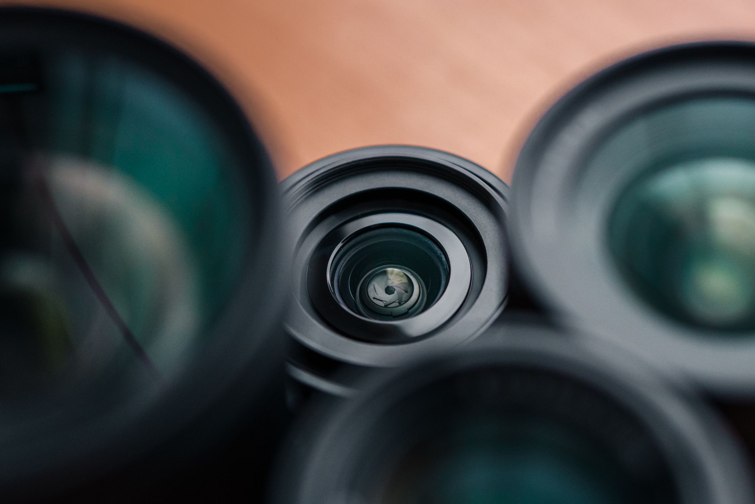 Gros plan artistique sur des objectifs photo sur bois, diaphragme et bokeh