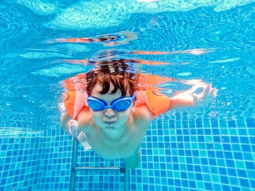 Foto profissional grátis de água, criança, embaixo da água