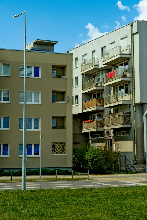 Kostenloses Stock Foto zu apartmentgebäude, balkone, fußgängerweg