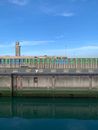 Muur aan de haven met muzieknoten en toren