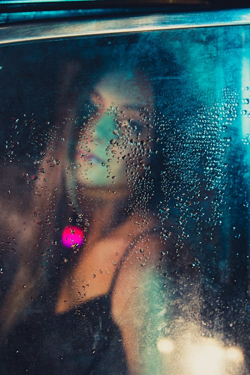 Imagine de stoc gratuită din femeie într-o mașină, luminile colorate, picături de ploaie