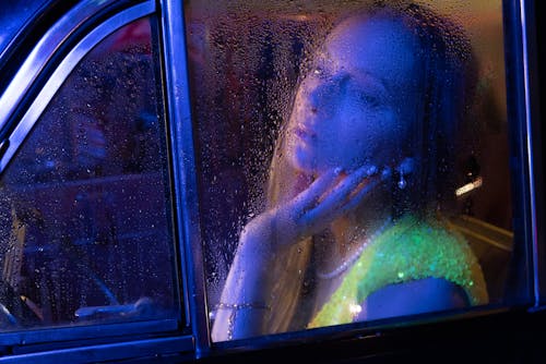araba, Kadın, yağmur içeren Ücretsiz stok fotoğraf
