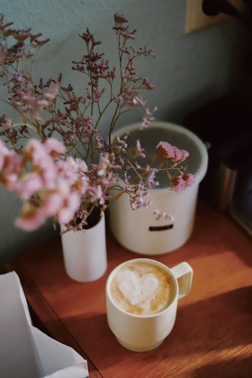 Ücretsiz cappuccino, Çiçekler, dikey atış içeren Ücretsiz stok fotoğraf Stok Fotoğraflar