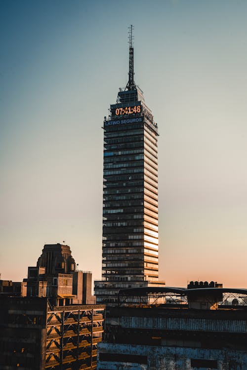 Бесплатное стоковое фото с вертикальный выстрел, высокое здание, голубое небо