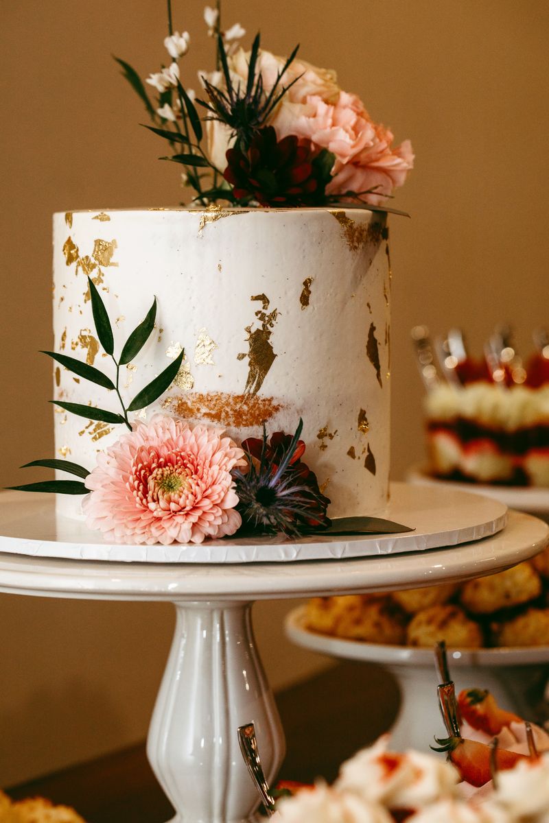 Wedding cake aksen emas