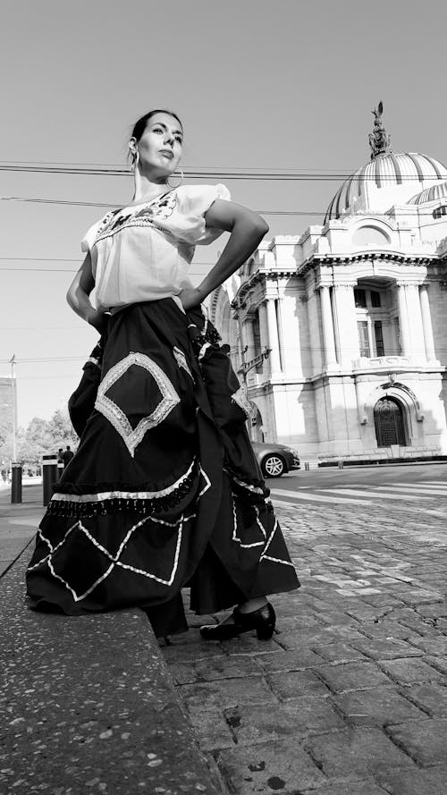 Foto profissional grátis de artista de rua, bailarino, blusa branca