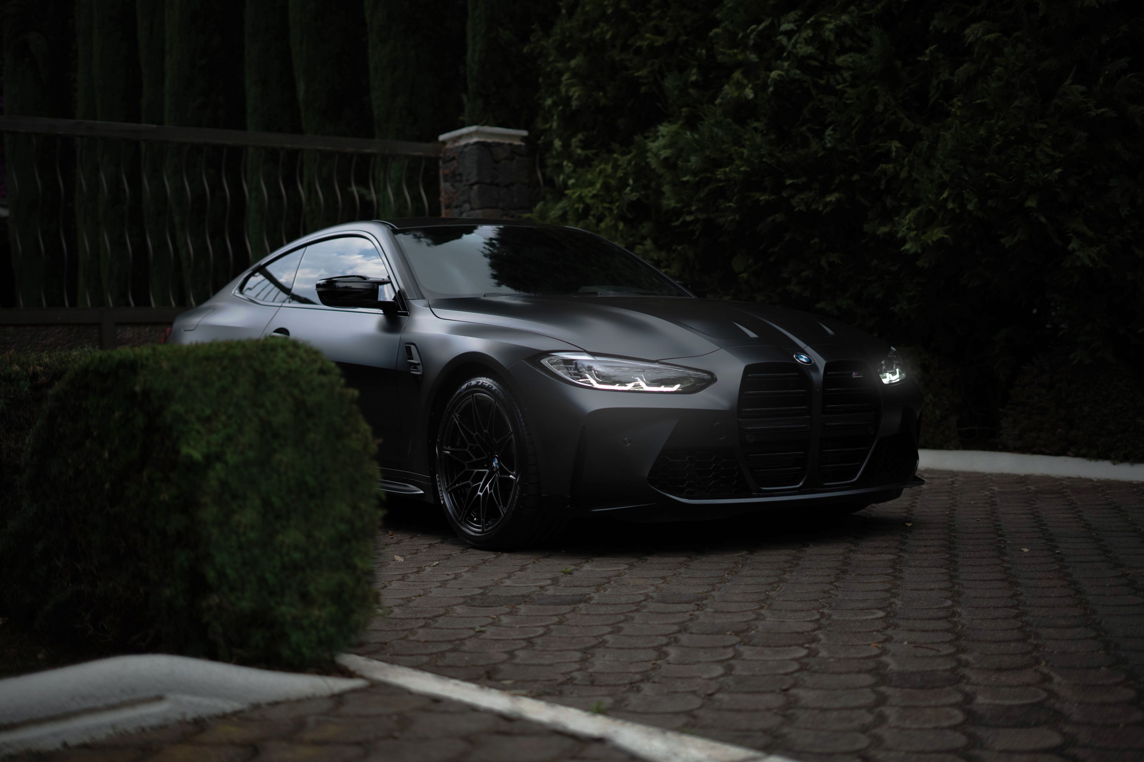 BMW i7 chauffeur driven car
