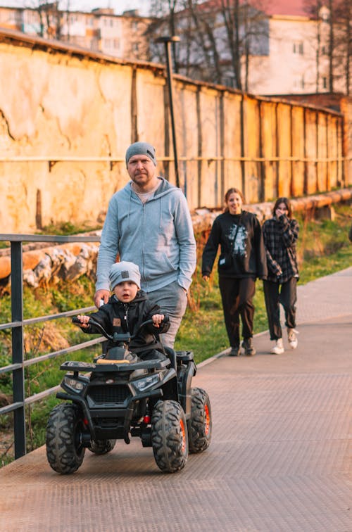 Fotobanka s bezplatnými fotkami na tému autíčko, batoľa, chôdza