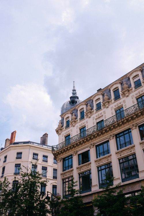 Free Captivating view of ornate European residential buildings and cloudy sky. Stock Photo