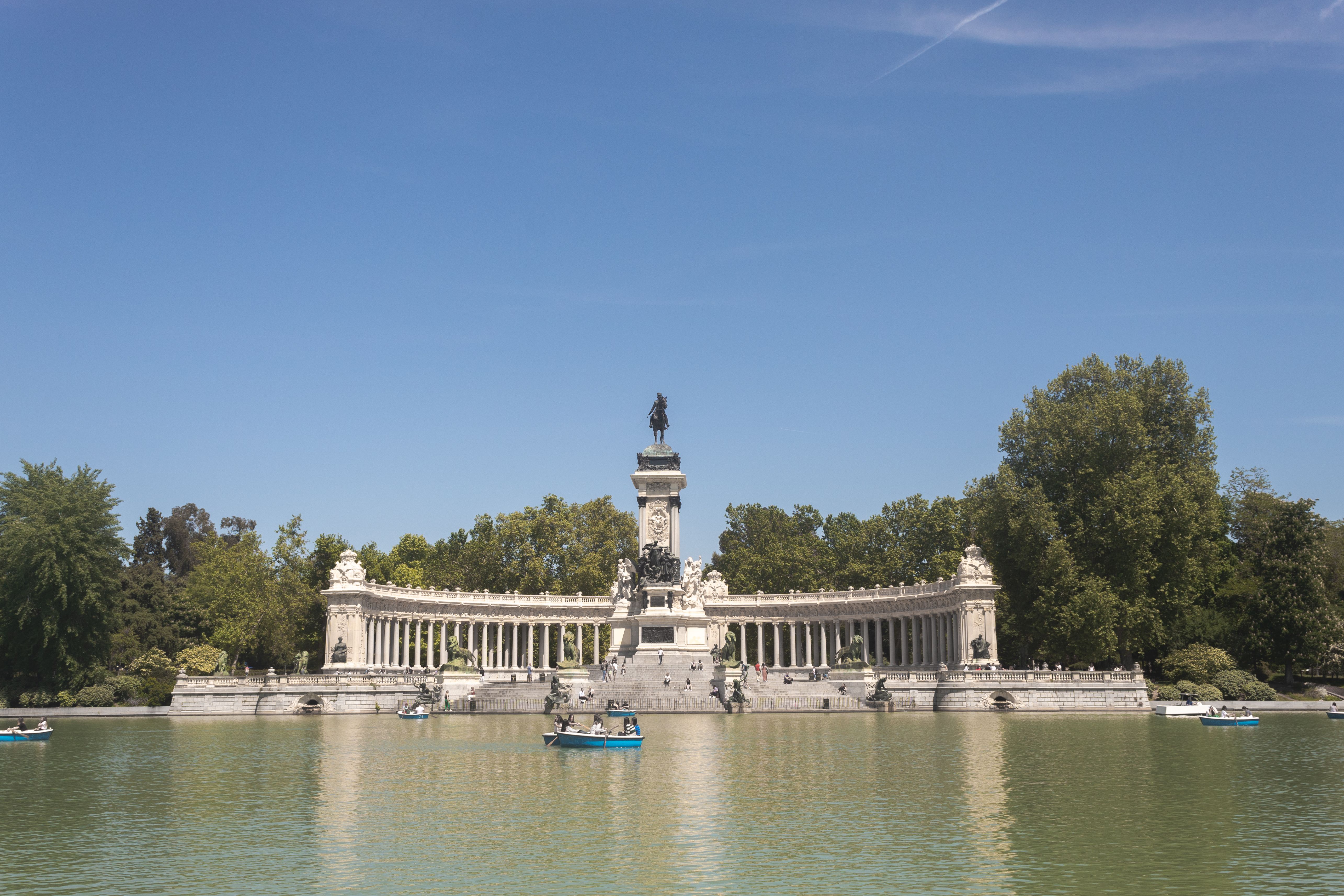 Parque del Retiro con barcas en el estanque