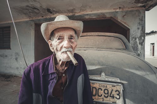 Fotobanka s bezplatnými fotkami na tému dôchodca, dym, muž
