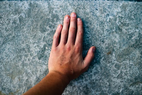 無料 灰色の表面に人間の手を残した 写真素材