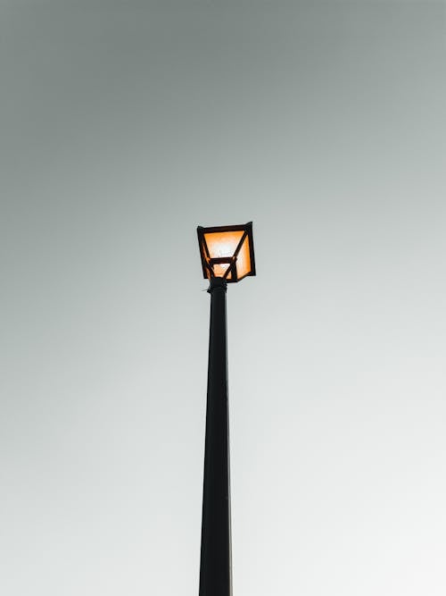 Бесплатное стоковое фото с вертикальный выстрел, снимок снизу, фонарный столб