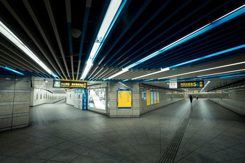 Free Spacious modern subway corridor with directional signage and sleek design. Stock Photo