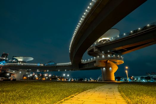 Nacht & Brücke bei Nacht – Prächtige Neon-Szene
